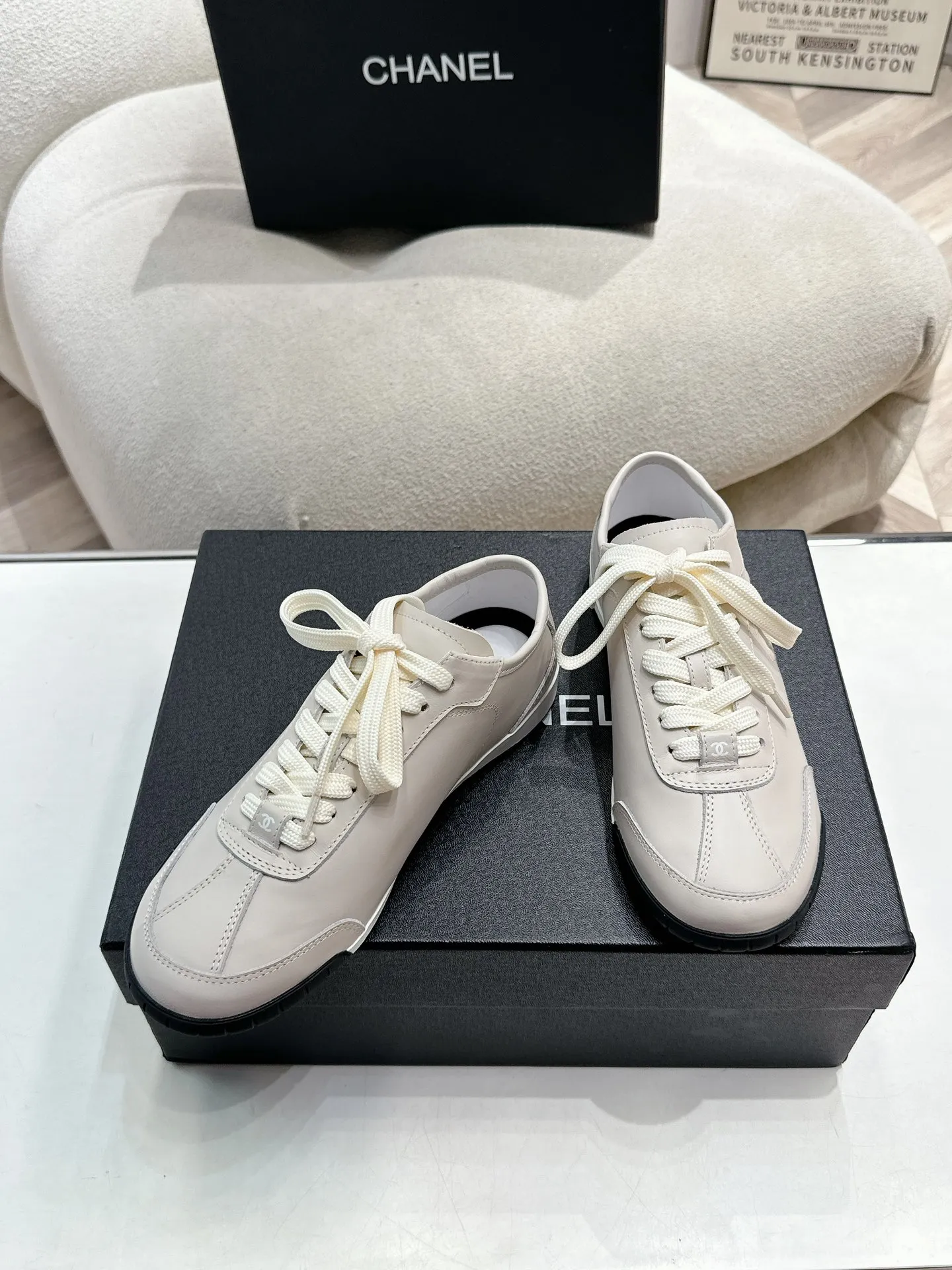 👟👟Ex-factory price 560👟👟 Chanel Grandma 2024 counter top casual sports shoes This classic design; the upper is electro-embroidered with a variety of techniques; the outsole is fashionable and sporty; it is unusual to incorporate a variety of color matching elements... The diversified mix and match is very good-looking and versatile, casual, fashionable, sports and outdoor can be taken into account... ꫛꫀꪝ Go➫ Material: ❶Upper is made of: Original imported high silk cow suede + small fragrance fabric ❷Inner lining: original imported breathable sheepskin lining ❸Outsole based on: original TPU combination outsole Special counter boutique packaging complete set for women 35–41